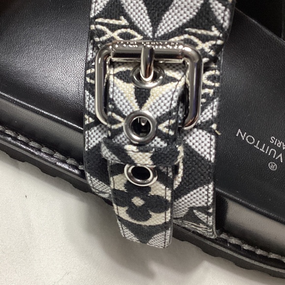 Louis Vuitton 1854 Paseo Flat - Picture 6 of 16